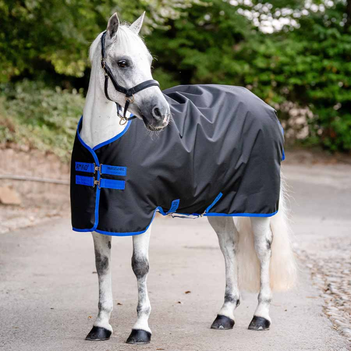 Couverture d'hiver Amigo Ripstop 900D 200g Noir/Bleu dans le groupe Couvertures cheval / Couvertures d'extérieur / Couvertures d'hiver chez Equinest (AARAG4KDDBABL_r)