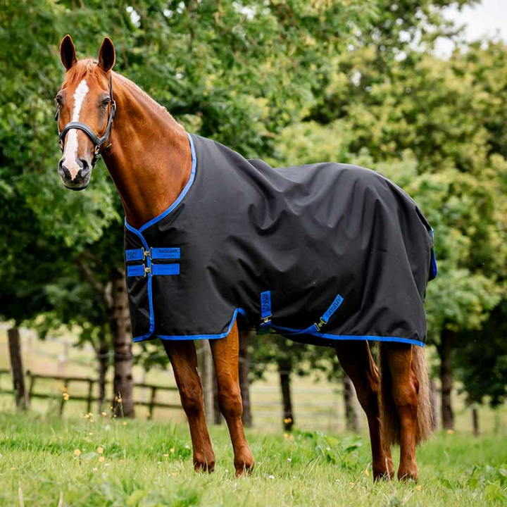 Couverture de pluie Amigo Ripstop 900 Original 50g Fleece Lined Noir/Bleu dans le groupe Couvertures cheval / Couvertures d'extérieur / Couvertures imperméables cheval chez Equinest (AARAGFBA)