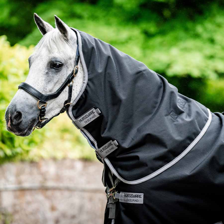 Capuche Amigo Bravo 12 150g Noir/Gris dans le groupe Couvertures cheval / Couvre-encolures chez Equinest (AARN42BA)