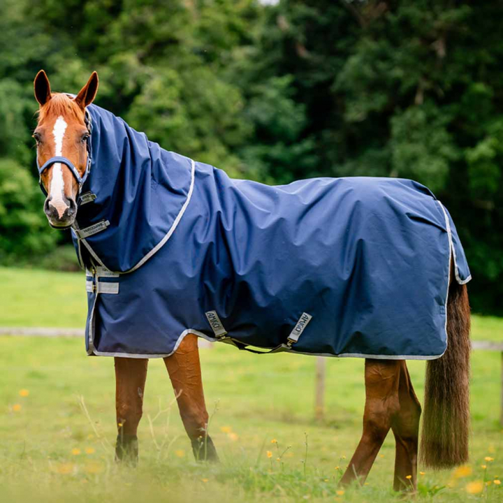 Couverture d'hiver avec Capuche Amigo Ripstop 900 Plus 200g Bleu Marine/Gris dans le groupe Couvertures cheval / Couvertures d'extérieur / Couvertures d'hiver chez Equinest (AARPG4NA)