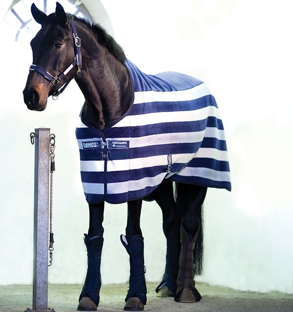 Rambo Deluxe Fleece Witney Bleu Marine dans le groupe Couvertures cheval / Couverture polaire & séchante chez Equinest (ACAF9D_WN_r)