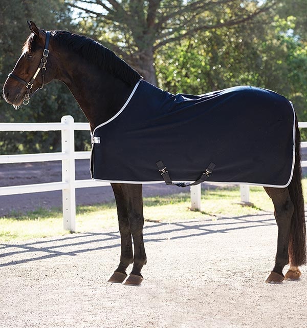 Amigo Jersey Cooler Bleu Marinee dans le groupe Couvertures cheval / Couvertures rafraîchissantes chez Equinest (ACRJ44_N_r)