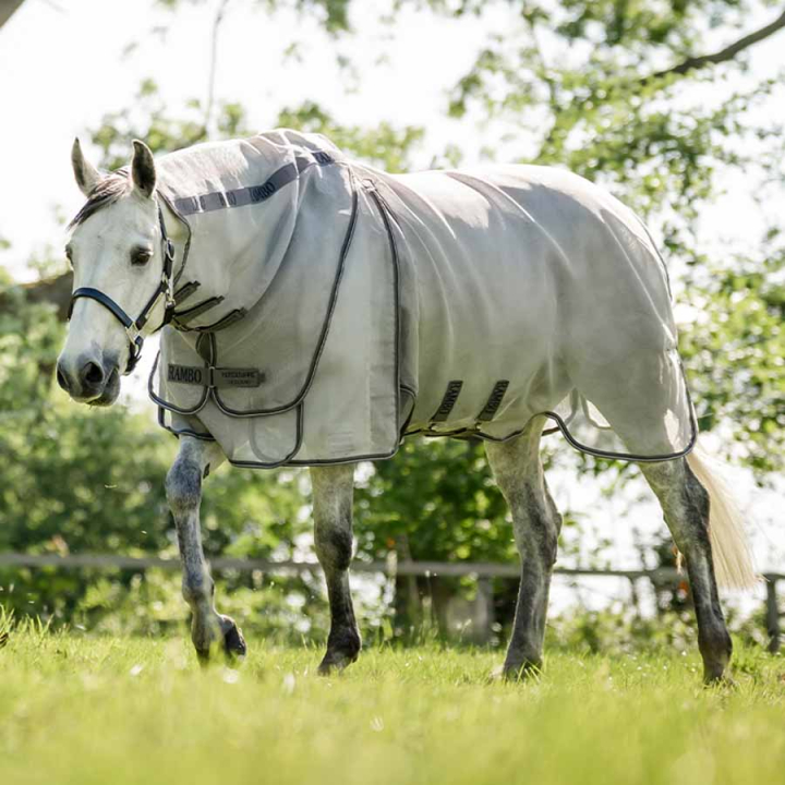 Couverture Anti-Mouches Rambo Optimo Protector Plus Argent/Gris/Argent dans le groupe Couvertures cheval / Couvertures anti-mouches & anti-eczéma chez Equinest (AFAPRNIJSIGSI_r)