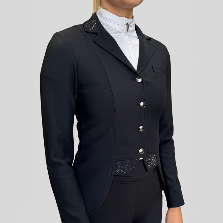Frac court MoDarla Softshell Gunmetal Crystals Noir dans le groupe Vêtements d'équitation / Vestes et queues-de-pie chez Equinest (COAT26204BA_r)