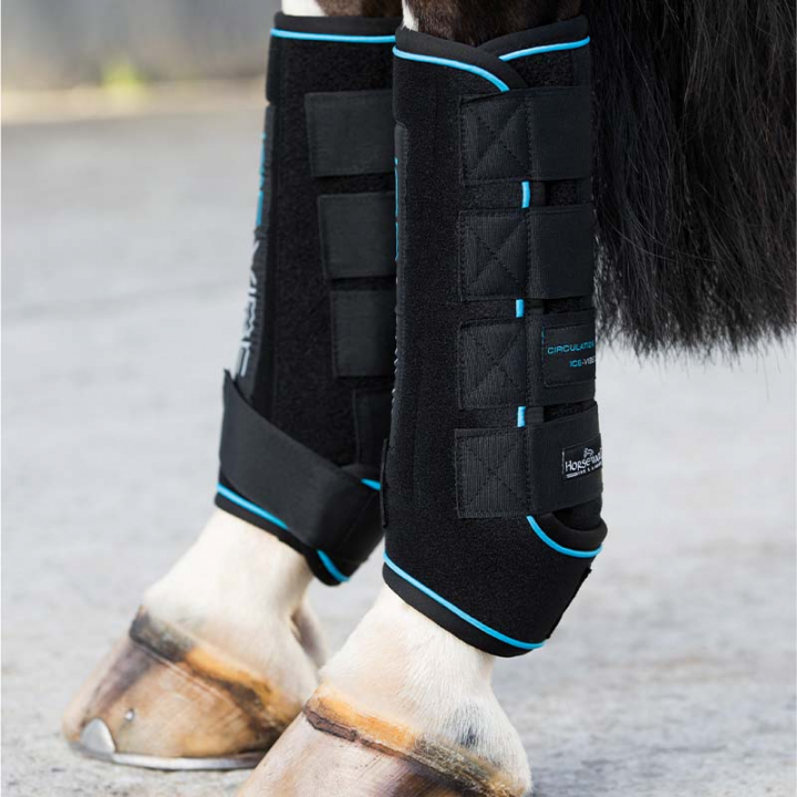 Guêtres rafraîchissants Ice-Vibe LED Noir/Bleu dans le groupe Équipement cheval / Protège-jambes & Bandes de polo / Bandages de refroidissement & Protège-bas de jambe rafraîchissants chez Equinest (DBHK8VSv_r)