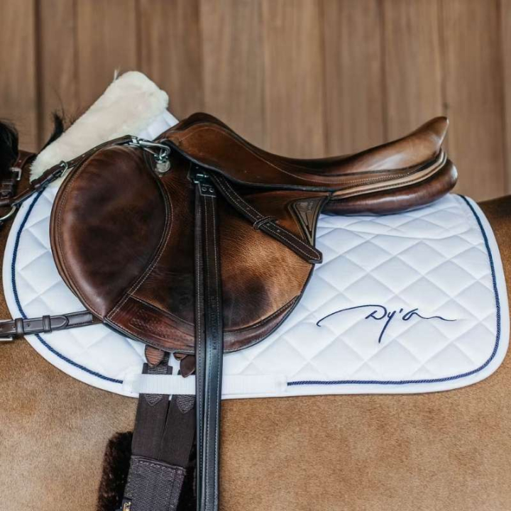 Tapis de selle Skin Friendly Vegan Sheepskin Blanc dans le groupe Équipement cheval / Tapis de selle / Tapis de selle mixte & Tapis de selle de saut chez Equinest (HO22LWHFWH_r)