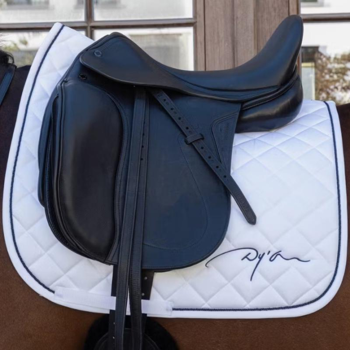 Tapis de selle dressage Diamond Blanc dans le groupe Équipement cheval / Tapis de selle / Tapis de selle dressage chez Equinest (HO22MWHFWH_r)
