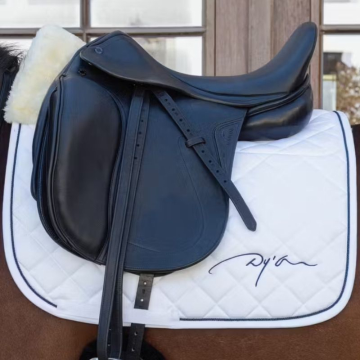 Tapis de selle dressage Skin Friendly Vegan Sheepskin Blanc dans le groupe Équipement cheval / Tapis de selle / Tapis de selle dressage chez Equinest (HO22NWHFWH_r)