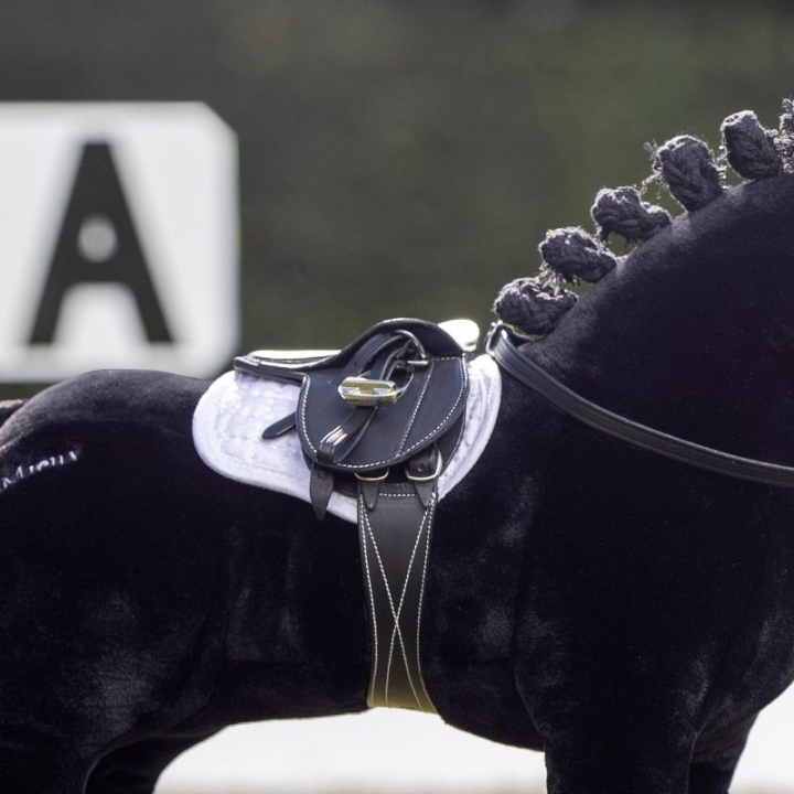 Selle Toy Pony Noir dans le groupe Chevaux-bâtons & Chevaux jouets / Équipement pour cheval jouet chez Equinest (IT021010BA)