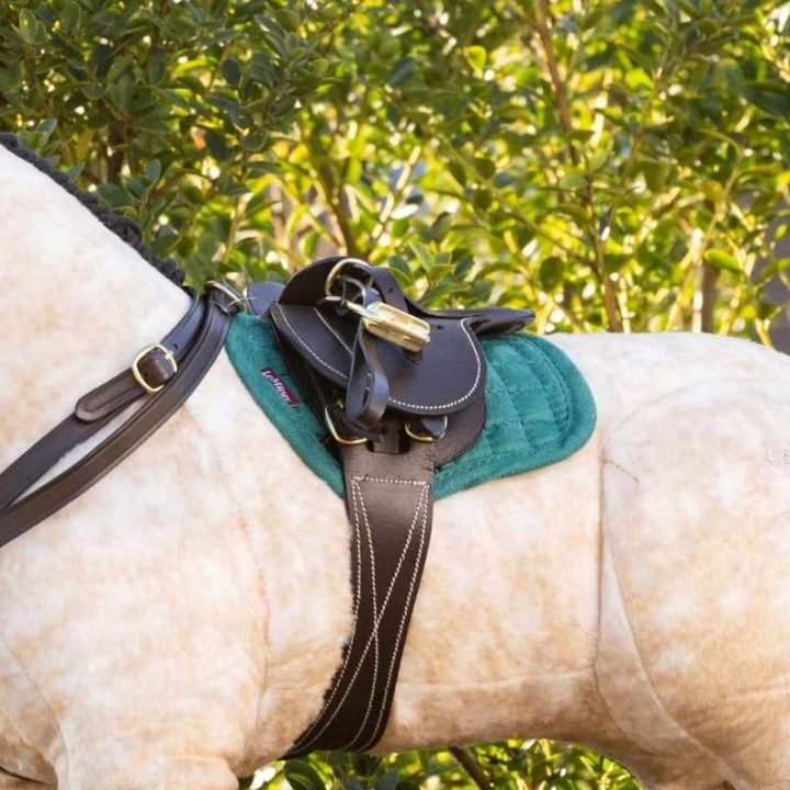 Selle Toy Pony Marron dans le groupe Chevaux-bâtons & Chevaux jouets / Équipement pour cheval jouet chez Equinest (IT033110BR)