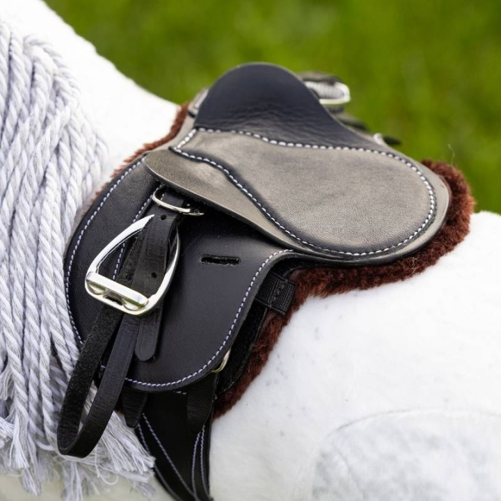 Tapis de selle Hunter Toy Pony Showing Numnah Marron dans le groupe Chevaux-bâtons & Chevaux jouets / Équipement pour cheval jouet chez Equinest (IT044090BR)