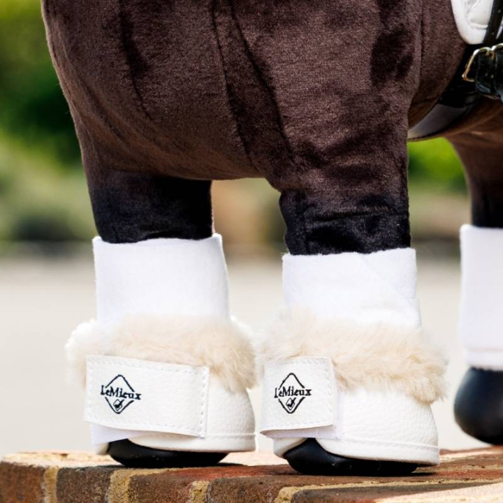 Cloches Toy Pony Dressage Blanc dans le groupe Chevaux-bâtons & Chevaux jouets / Équipement pour cheval jouet chez Equinest (IT046320WH)