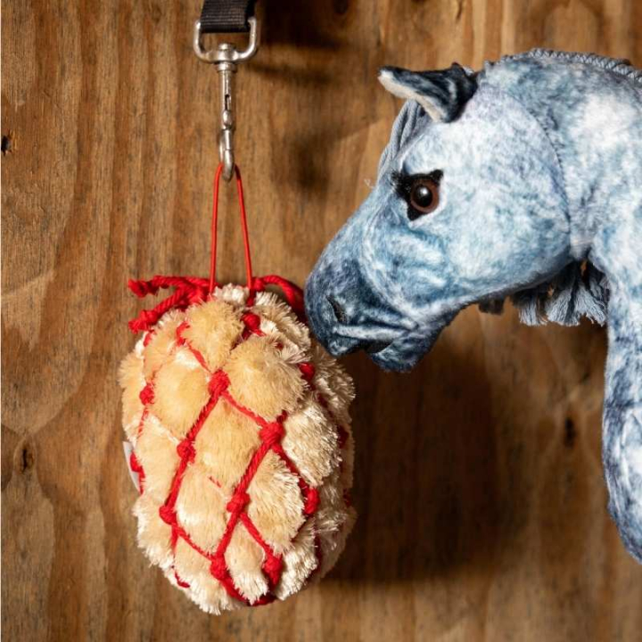 Filet à foin Toy Pony Ember Rouge dans le groupe Chevaux-bâtons & Chevaux jouets / Équipement pour cheval jouet chez Equinest (IT054730RE)