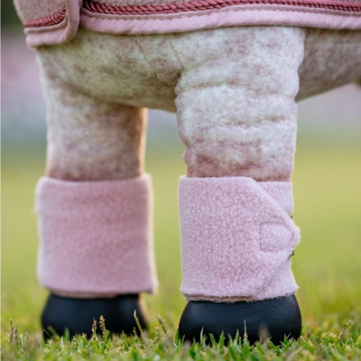 Bandages Toy Pony 4-pack Rose Clair dans le groupe Chevaux-bâtons & Chevaux jouets / Équipement pour cheval jouet chez Equinest (IT059570LPI)