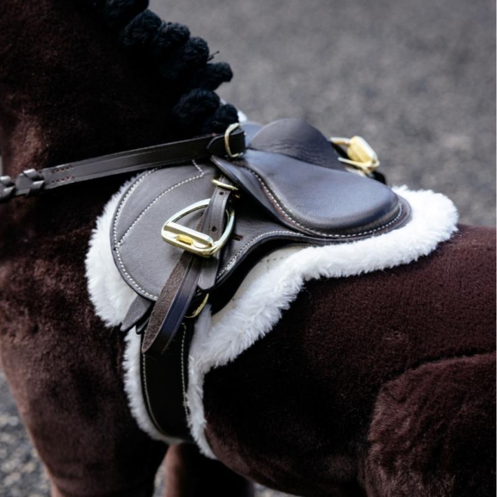 Tapis de selle Hunter & Sangle Toy Pony Hunter Marron dans le groupe Chevaux-bâtons & Chevaux jouets / Équipement pour cheval jouet chez Equinest (IT062960BR)