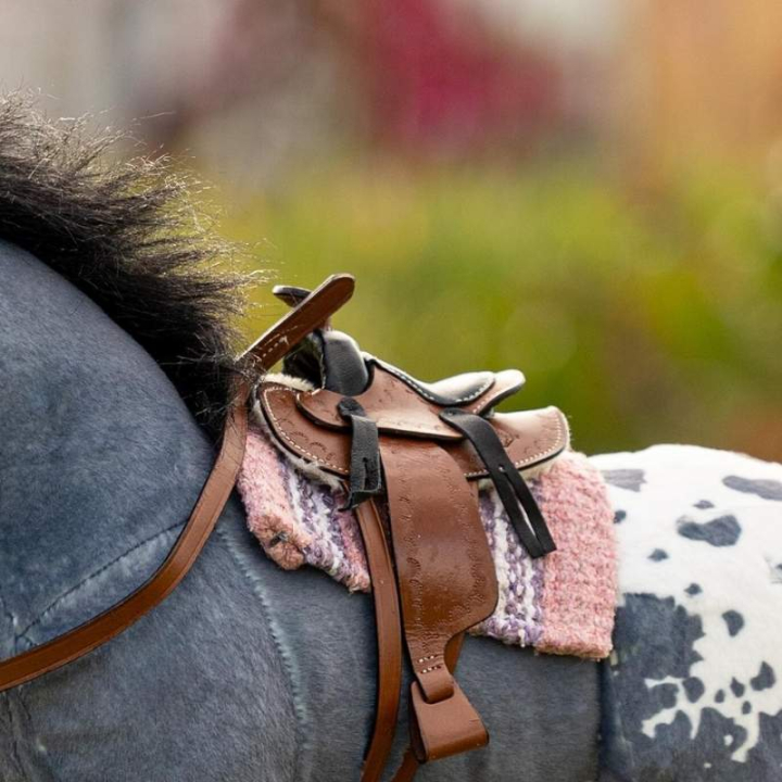 Tapis de selle western Toy Pony Rose Clair dans le groupe Chevaux-bâtons & Chevaux jouets / Équipement pour cheval jouet chez Equinest (IT087760LPI)