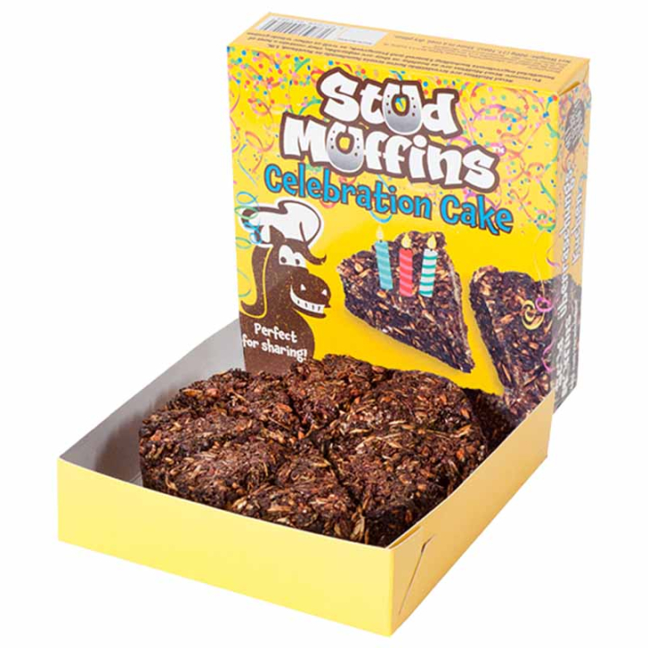 Friandise pour cheval Stud Muffins Gâteau de Célébration 600g dans le groupe Produits de soins / Friandises pour chevaux chez Equinest (LIKSTUDCAKE-600)