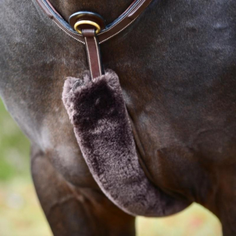 Protection pour poitrail en peau de mouton Marron