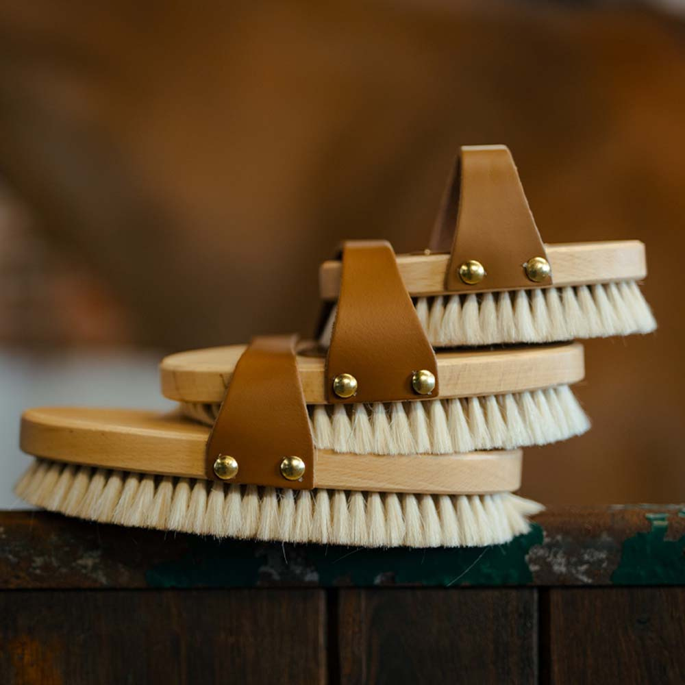 Brosse en poils de chèvre avec sangle en cuir Marron
