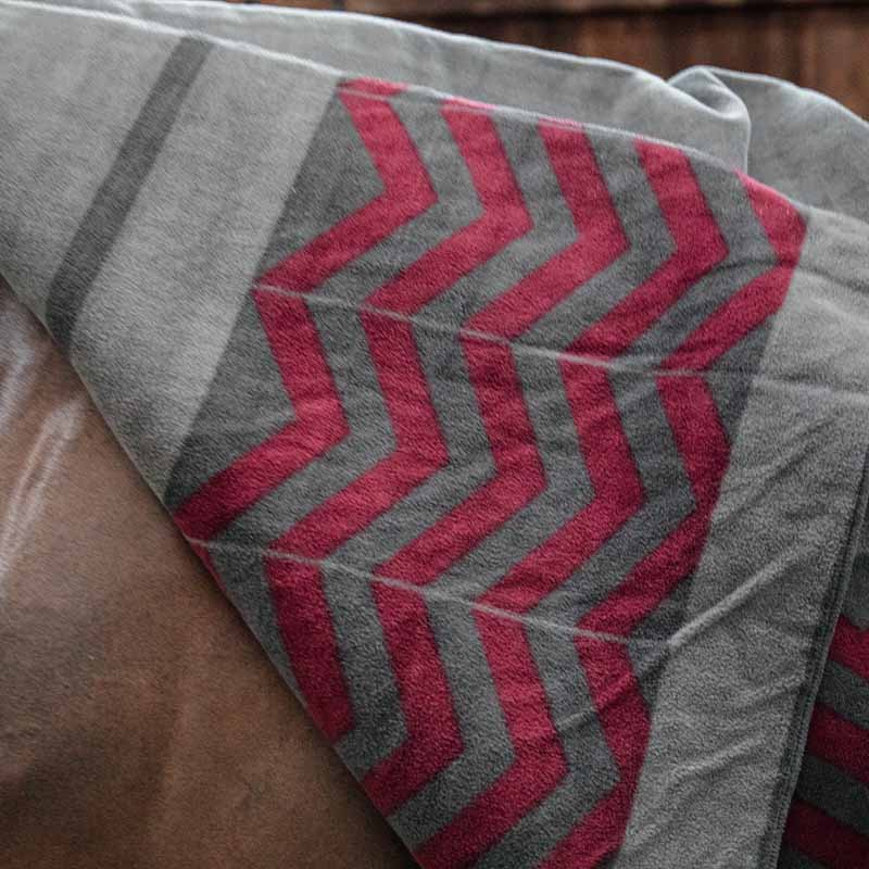 Couverture en polaire à motif de chevrons Bordeaux
