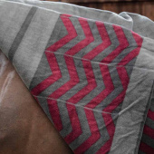 Couverture en polaire à motif de chevrons Bordeaux Couverture en polaire à motif de chevrons Bordeaux