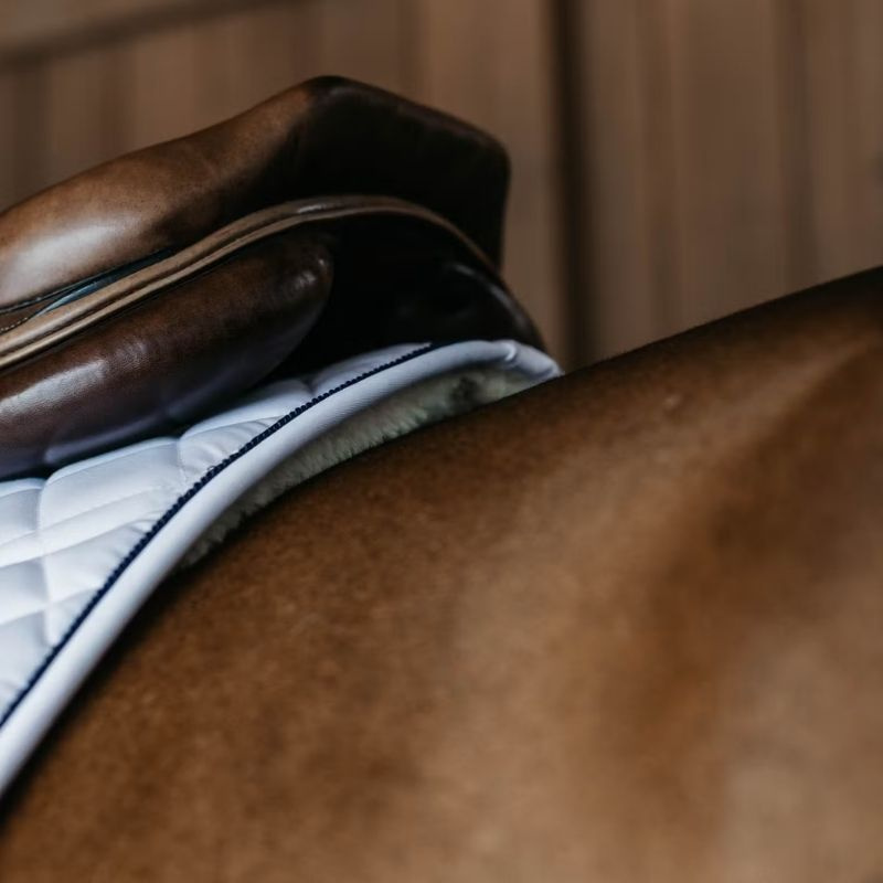 Tapis de selle Skin Friendly Vegan Sheepskin Blanc